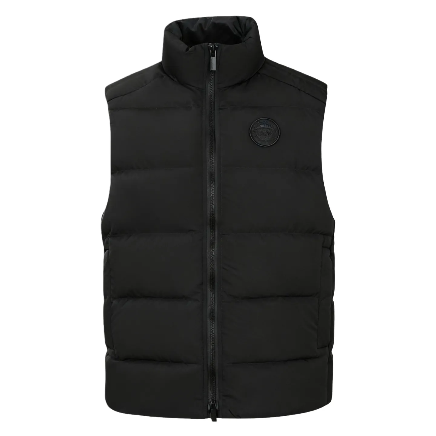 P710 [Exclusive supply] Canada Goose Black Label Badge Down Vest (Black) The high-quality filling is made of 90 national standard high-quality white duck down, selected high-loft velvet, weighing 160g, light and warm, with excellent temperature locking performance and good resilience. The fabric is made of high-quality protective nylon fabric, which not only enhances the wear resistance of the surface, but also takes into account wind resistance, ensuring excellent performance in various harsh weather conditions. Three-dimensional quilting technology and precise thread reinforcement prevent lint from being drilled and ensure that the fluffy and resilient elasticity lasts like new. The ribbon is woven with polyester as the base, and the brand letters are decorated on the ribbon through high-precision computer embroidery. The edges of the pattern are clear, the stitches are fine and even, and multiple layers of embroidery thread are stacked to enhance the three-dimensional effect. Size:S-M-L-XL